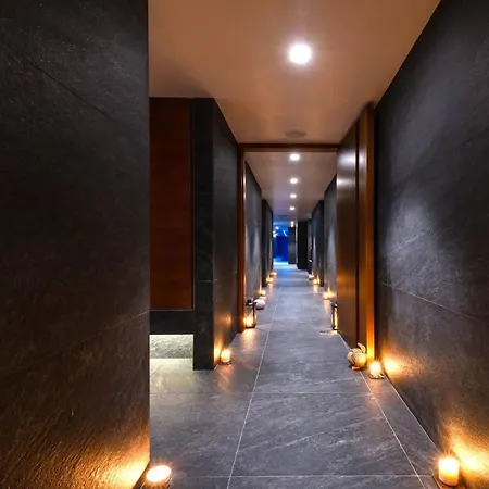 Ajax Hotel